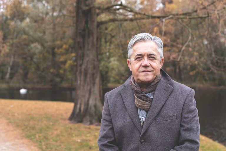 Man in park bij boom