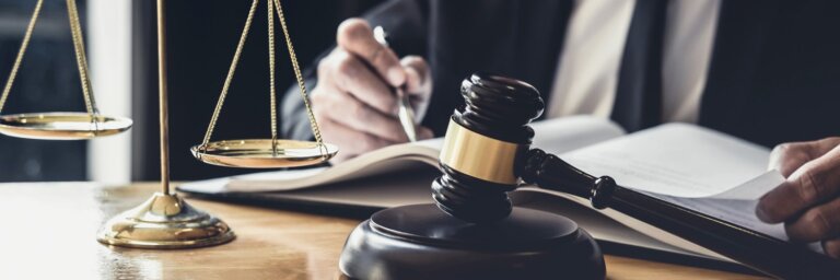 Rechter_hamer_weegschaal